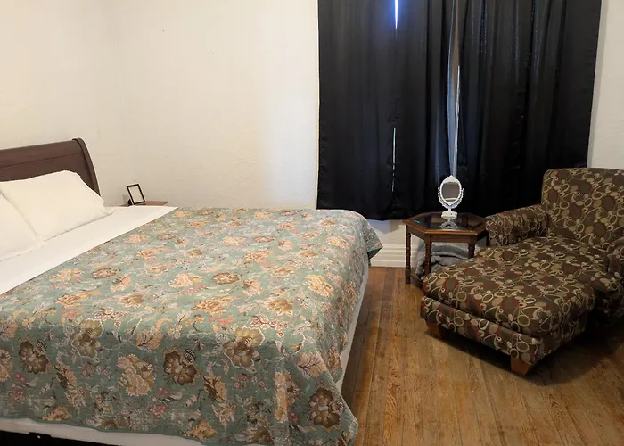 The Oliver House - Adults Only